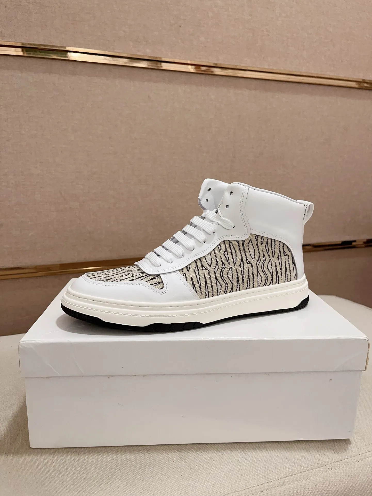 Men's shoes💰 420💰🇮🇹🇮🇹Dior d The new high-tops are on sale at the same time at the counter. The uppers are 🇮🇹 Italian imported first-layer cowhide, and the fully imported sheepskin lining is 💪💪. It is a complete 1⃣️ to 1⃣️ replica 🇮🇹💪💪. ⚠Sole: The original sole is specially provided by the original factory. The exclusive movable molded sole is super comfortable. ⚠Original factory follow-up goods, 🔍🔍high quality, you can enter and exit the counter at will, welcome to compare⚠. Code number:38-44